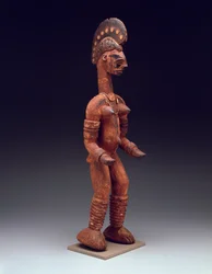 Stående kvindefigur, slutningen af det 19. til det 20. århundrede (polykromt træ med metal, fibre og perler)