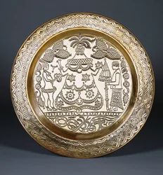 En Efik messingoplader præget med en central beklædt kvindefigur og to tjenere, der holder en vifte og en paraply