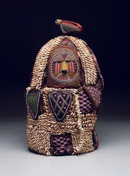 House of the Head Shrine (ile ori), slutningen af det 19. til begyndelsen af det 20. århundrede (læder, cowrie-skaller, glasperler, stof og metal)