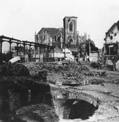 Beskadiget yderside af kirken St. Vaast, Armentières, Frankrig, Første Verdenskrig, c1914-c1918