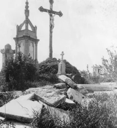 Beskadigede grave, gammel kommunal kirkegård, Ypres, Belgien, Første Verdenskrig, c1914-c1918