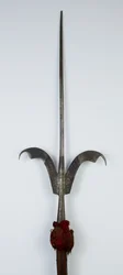 Friuli Spear (stål, træ og stof med spor af forgyldning)