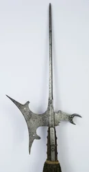 Hellebard med Klo-formet Fluke (graveret og udstanset jern med restaureret træ, stof og messing)