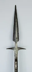 Lugged Spear, midten af det 15.-begyndelsen af det 16. århundrede (stål med kobberindlæg og moderne restaureringer)