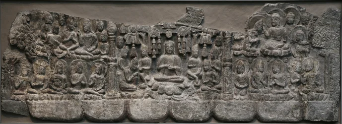 Vægskulptur: Himmelske samlinger af Buddhaer og Bodhisattvaer, Handan, Hebei-provinsen, 550-577 (kalksten med spor af pigment)