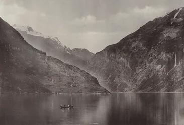 I Geirangerfjorden (s/h foto)