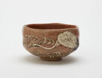 Kenzan stil teskål med design af kran og rindende vand, slutningen af det 19. århundrede (rødt ler, hvid slip, jernpigment under klar blyglasur)