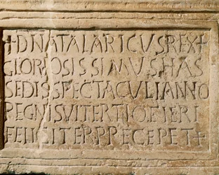 Barbarisk civilisation: inskription fra kong Ostrogot Athalarics regeringstid (516-534 e.Kr.), der vidner om eksistensen af et teater i Ticinum (nutidens Pavia). 6. århundrede. Musei Civici, Sezione Archeologia, Pavia, Italien