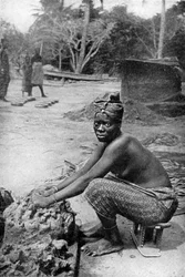 En guldkystkeramiker og hendes ler, Ghana, Vestafrika, 1922.