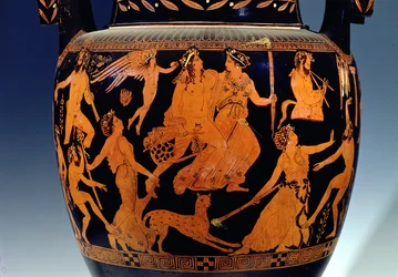 Attic rød-figur volut-krater, detalje af scene af skuespillere og musikere, der forbereder sig til en forestilling, græsk, fra Ruvo, 5. århundrede f.Kr. (keramik) (se 119445-7)