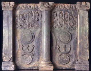 Frise, der viser Buddhas fodspor, Gandhara 1. til 5. århundrede e.Kr.;