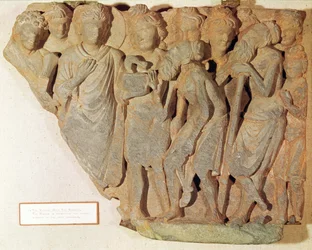 Sejren over slangen, relief der viser Buddha, som fremviser den frygtede slange for de forbløffede brahmaner, græsk-buddhistisk stil, 1.-4. århundrede
