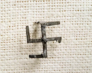 Kristen oldtid: fibula formet som en svastika (der senere skulle inspirere hagekorset). 1. til 3. århundrede. Det Nationale Arkæologiske Museum, Saint-Germain-en-Laye