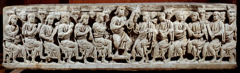 Paleokristen kunst: udskåret sarkofag, der viser Kristus, der underviser med skuespillerinden. fra Ain. Slutningen af det 4. århundrede efter JC. Søn 0,6x2,2 m Paris, museum du Louvre
