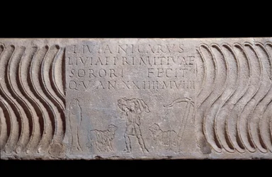 Paleochretiansk kunst: fragmentarisk sarkofagtank: God hyrde og epitafium af Livia Primitiva. En hyrde med lam, en fisk (kristent symbol) og et anker. Find i Rom under Peterskirken. 200-250 e.Kr. Paris, Louvre-museet