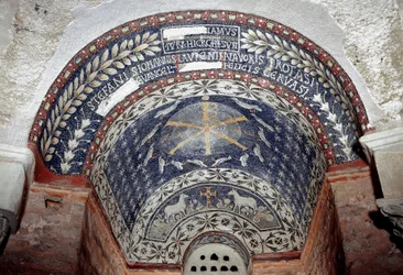 Paleochretiansk kunst: Kristi monogram er omgivet af symboler på den hellige treenighed. Mosaik fra det 5. eller 6. århundrede. Baptistere d