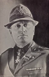 Album "Duce": Benito Mussolini i uniform Militia (s/h foto)