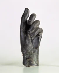 Fragment af en hånd, muligvis af en bueskytte, fra Shami, Malamir, Iran (bronze)