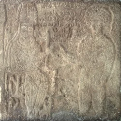 Sjælden stele, der viser Artabanus V, den sidste parthiske konge, investerer Khwasak, Susas satrap: han rækker en ring som emblem på sin autoritet, fra Susa, Iran, 14. september 215 e.Kr. (kalksten)