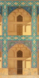 Detalje af gårdsarkaderne i Medrese-i-Shah-Hussein, Isfahan, plade 26-27 fra Modern Monuments of Persia, graveret af A. Levie, 1856 litho