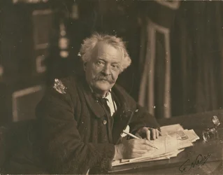 [Félix Nadar sidder ved skrivebordet].