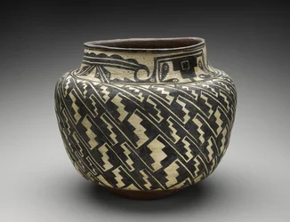 Krukke (Olla) med Trinmotiv