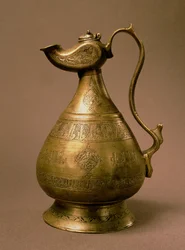 Ewer signeret Rafa (?) Ibn Saad, Khurasan, Iran, 1190 (586 Hijra) (messing indlagt med sølv og rødt kobber)