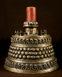 Islamisk kunst: bronze lysestage med sølv indlæg. Persisk kunst fra det 12. århundrede. Kairo, Museum for Islamisk Kunst