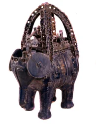 Persisk kunst: rhyton eller rhyton eller rhyton i blå fajance fra regionen Gorgan i Iran. 13. århundrede. Teheran, arkæologisk museum