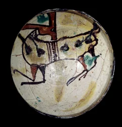 Persisk kunst: terracotta kop med en stenbuk. Fra Nichapur (Nichapur, Nishapur eller Neishabur)