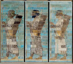 Bueskytternes frise fra paladset i Susa tilhørende Dareios 1., Persiens konge (6. århundrede f.Kr.). Emaljeret murstensrelief nederst. 510 f.Kr. Paris, Louvre-museet.