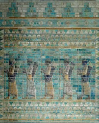 Bueskytternes frise fra paladset i Susa tilhørende Dareios 1., Persiens konge, 6. århundrede f.Kr. Nederste del af et relief i emaljerede mursten. 510 f.Kr. Paris, Louvre-museet.