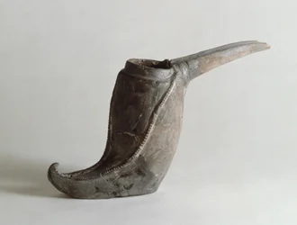 Fartøj i form af en støvle, fra Kaluraz, Gilan, Iran, ca. 1. årtusinde f.Kr. (ler)