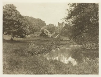 Haddon Hall og Homestead, fra floden