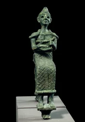 Oriental Art of Antiquite: statuette af en siddende gudinde. Bronze skulptur. Skulptur af Fønikien, omkring 1300 f.Kr. Paris, Musée du Louvre
