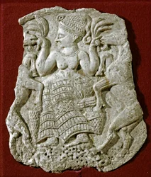 Fønikisk kunst: udskåret låg til en pyxis af elfenben, der forestiller en mykensk frugtbarhedsgudinde, som ammer geder. Omkring 1250 f.Kr. Fra Twink El Beida. Mål: 13 cm. Paris, Louvre-museet