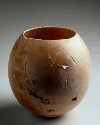 Fønikisk kunst: tomt strudseæg. Fra Laurita (Tømmer). 7. århundrede f.Kr. Svag. 13,2 cm Grenada, Arkæologisk Museum