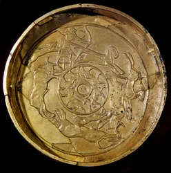 Fønikisk kunst: guldfad dekoreret kongelig jagtscene. Fra Ras Shamra (Ugarit eller Ougarit) 1300-tallet f.Kr. Diameter 19 cm Paris, Louvre-museet