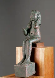 Fønikisk kunst: repræsentation af guddom Astarte. Bronzeskulptur fra det 7. århundrede f.Kr. Fra helligdommen Carambolo i Spanien. Svag. 16 cm Sevilla, arkæologisk museum