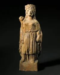 Fønikisk kunst: terrakottastatuette, der forestiller guddommen Tanit. 3.-2. århundrede f.Kr. Madrid, Det Nationale Arkæologiske Museum.