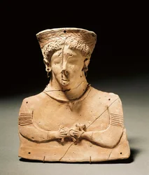 Fønikisk kunst: terrakottastatuette forestillende gudinden Tanit, gennemborede ører og næse. 3.-2. århundrede f.Kr. Madrid, Museo Arqueológico Nacional