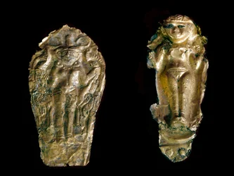 Fønikisk kunst: to guldstatuetter hamrer til venstre gudinden Ishtar (Inanna eller Astarte) på en tallerken, til højre, en frugtbarhedsgudinde med løftede arme fra stedet for Tink El Beida, Syrien. 15. århundrede-12. århundrede f.Kr. Paris Louvre Museum