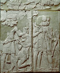 Fønikisk civilisation: Sengepynt med et lavt elfenbensrelief, der repræsenterer en kongetruende fjende. Fra stedet for Ugarit eller Ugarit, gammelt syrisk citat på Tell de Ras Shamra. 14. århundrede f.Kr. Søn 24 cm Damaskus, Nationalt Arkæologisk Museum Sy
