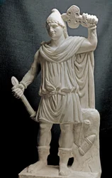 Fønikernes civilisation: Mithraisk guddommelighed, der holder en fakkel og en dobbeltøkse. 2. eller 3. århundrede e.Kr. Marmor skulptur. Svag. 87 cm. Paris, Louvre-museet