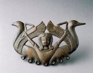 Fønicisk kunst: repræsentation af guddom Astarte. Det er omgivet af to fugle, der letter. Bronzeskulptur fra det 6. århundrede f.Kr. Fra Sevilla. Svag. 16 cm Sevilla, arkæologisk museum