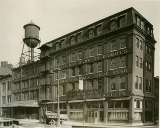 J. S. Ivins Son Inc. - Bager af gode kiks (s/h-billede)