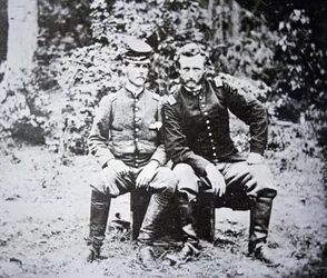 Portræt af løjtnant George A. Custer (1839-1876) (hatløs) med sin krigsfangeløjtnant Washington fra den konfødererede hær, taget til fange i maj 1862 (s/h-foto)