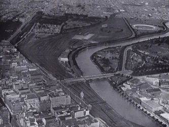 Melbourne: En luftfoto af Jolimont Railway Yards og floden Yarra, der viser en lille del af byen og Richmond i det fjerne (s/h foto)