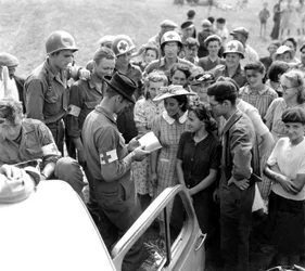 En amerikansk soldat forsøger at kommunikere med lokalbefolkningen, Orleans
