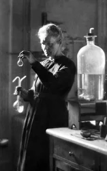 Marie Curie i sit laboratorium i 1925 (s/h-foto)